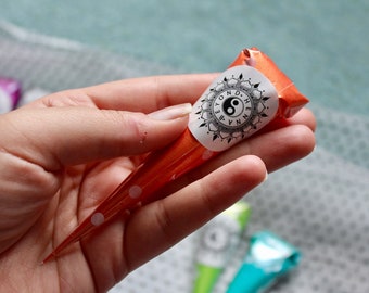 Iriserende kegels acrylverf: mandala dot art, henna art