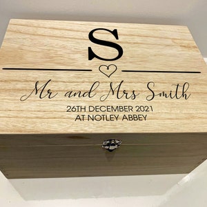 Grande scatola ricordo in legno con iniziali di matrimonio incise e personalizzate con cuore