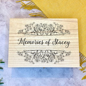 Grande boîte à souvenirs personnalisée en bois gravée avec des souvenirs d'amour et des souvenirs de deuil avec des fleurs de myosotis