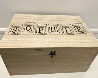 Große gravierte Holz-Baby-Andenken-Erinnerungsbox mit Spielzeugsteinen