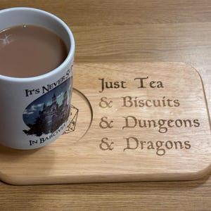 Mug D20 personnalisé et présentoir à biscuits | Plateau à thé Donjons & Dragons