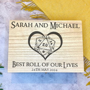 Grande caixa de lembranças de casamento de madeira gravada personalizada com dados D20 e coração, melhor lançamento de nossas vidas, casamento de jogos, casamento dnd
