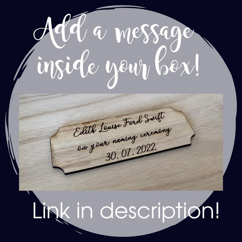 Peut inclure: Une plaque en bois avec le texte "Edith Louise Ford Swift on your naming ceremony 30.07.2022" grav&eacute; dessus.