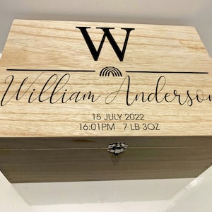 Gepersonaliseerde babyherinneringsdoos – gegraveerde houten herinneringsdoos met initiaal en regenboog