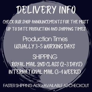 Peut inclure: Un cercle gris avec du texte blanc qui indique "DELIVERY INFO" et comprend des informations sur les d&eacute;lais de production et d'exp&eacute;dition. Le texte indique "CHECK OUR SHOP ANNOUNCEMENTS FOR THE MOST UP TO DATE PRODUCTION AND SHIPPING TIMES. Production Times USUALLY 3-5 WORKING DAYS. SHIPPING ROYAL MAIL 2ND CLASS (2-3 DAYS) INTERNATIONAL MAIL (3-4 WEEKS) FASTER SHIPPING ALSO AVAILABLE AT CHECKOUT."