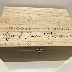 Gran caja de recuerdos de madera grabada personalizada para bebés, osito en las nubes, bienvenido al mundo