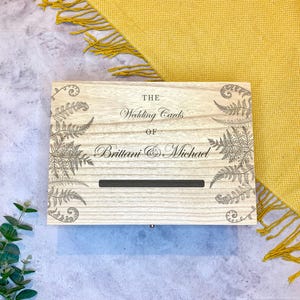 Großer personalisierter Hochzeitsbriefkasten aus Holz mit Farnen für Hochzeitskarten