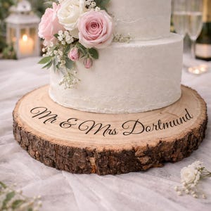 Tablero de exhibición de pastel de boda con rebanada de madera grabada personalizada