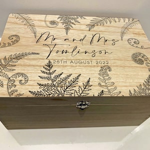 Gran caja de recuerdos de boda de madera grabada personalizada con helechos