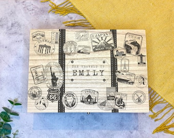 Caja de recuerdos de viaje de madera personalizada: recuerdo con sello de viaje y diseño de maleta.