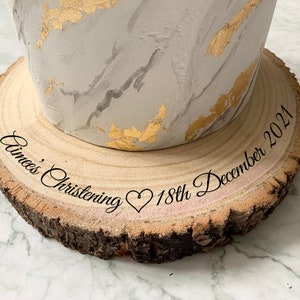 Tablero de exhibición de torta de bautismo con rebanada de madera grabada personalizada