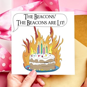 Les balises sont allumées ! Carte d'anniversaire drôle du Seigneur des anneaux | Carte inspirée du LOTR avec illustration de gâteau flamboyant pour les fans de fantasy