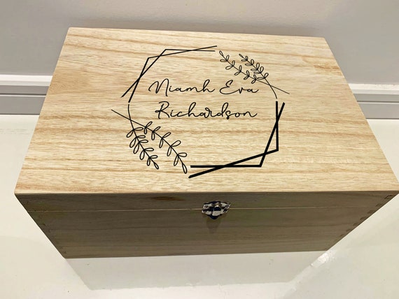 Boîte à souvenirs en bois gravé