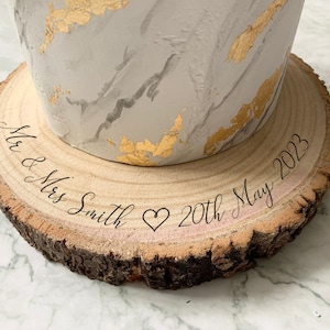 Fetta di legno incisa personalizzata, espositore per torta nuziale con cuore