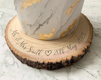 Tranche de bois gravée personnalisée, panneau d'affichage de gâteau de mariage avec coeur