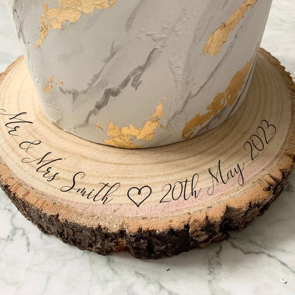 Tranche de bois gravée personnalisée, tableau d'affichage de gâteau de mariage avec coeur