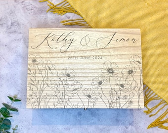 Scatola ricordo personalizzata in legno per matrimonio: decorazione floreale con papaveri.