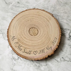 Personalisierte gravierte Holzscheibe, Hochzeitstorte-Anzeigetafel mit Herz Bild 10