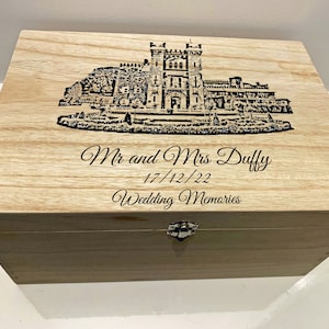Grande scatola ricordo in legno incisa personalizzata per matrimonio con luogo per matrimonio
