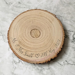 Personalisierte gravierte Holzscheibe, Hochzeitstorte-Anzeigetafel mit Herz Bild 2