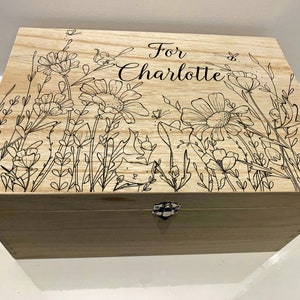 Große personalisierte gravierte hölzerne Andenken-Erinnerungsbox mit Wildblumenwiese, Schmetterling, Maus, Fuchs, Bienen