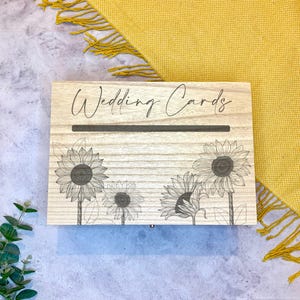 Grande boîte aux lettres personnalisée en bois gravée pour cartes de mariage avec tournesols