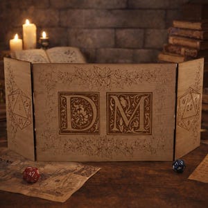Könnte beinhalten: Ein hölzerner Tischspielschirm mit den Buchstaben "DM" in verzierter Schrift. Der Schirm ist mit floralen Designs und Würfelsymbolen verziert. Der Hintergrund umfasst Kerzen, Bücher und Würfel.