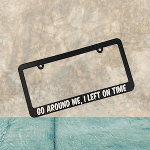 Go Around Me, I Left On Time kentekenplaatlijst, grappige kentekenplaathouder, bumperklevende auto-accessoire, te hard rijden achter grappig cadeau