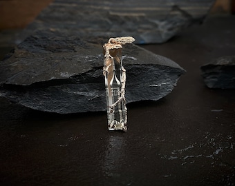 Pendant with quartz