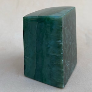 Jadeitowe koty 167 g, jadeit z efektem kociego oka