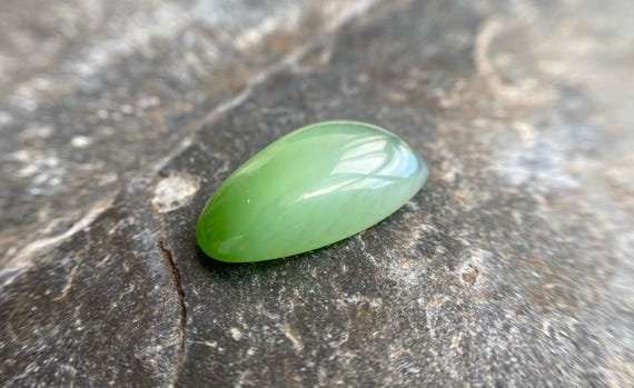 Siberian nephrite, Nephrite with the effect of a cat's eye, Сhatoyant Сabochon