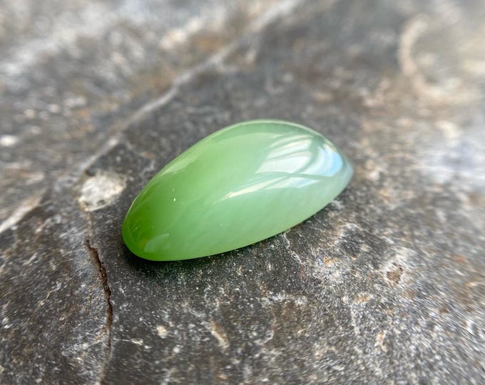 Siberian nephrite, Nephrite with the effect of a cat's eye, Сhatoyant Сabochon
