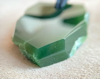 Nefriet amulet, natuurlijke jade hanger met ruwe structuur