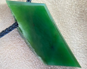 Jade amulet, Siberische nefriet, Siberische collectie, met behoud van elementen van de natuurlijke steenstructuur.