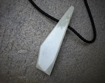 Siberische nefriet, jade amulet, blauwe mint natuursteen, hanger van ruwe jade, helende talisman, kristallen ketting, beschermende steen als geschenk