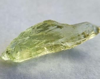 Heliodorkristal, zeldzaam exemplaar met een prachtige kristalstructuur, verzamelsteen.