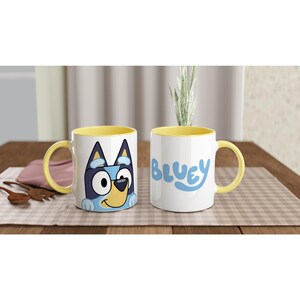 Op Bluey geïnspireerde mok, blauwe hond fanart drinkbeker, bingo tekenfilmkunst, witte 11oz keramische mok met gekleurde binnenkant in geel, cadeaus voor kinderen