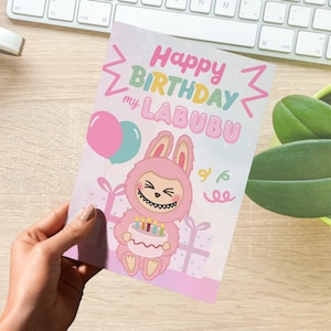 Tarjeta de cumpleaños de Labubu, tarjeta de felicitación de cumpleaños con temática de muñeca Lafufu, plantilla digital inspirada en una caja sorpresa, impresión personalizada en tonos pastel rosa dibujada a mano.