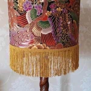 Lampenschirm, Pfau und Blumen mit Fransen