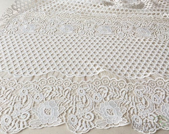 Lace in wool-white Ekrü, Lace fabric, White, Ruffles, Decorated, Decorated, Noble, High quality, Flowers, Ornaments, Flowered, Plants