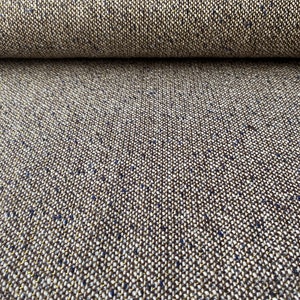 Op de afbeelding: Close-up van een bruine tweed stof met een subtiele glans van blauwe en gouden draad. De stof heeft een textuur geweven patroon.