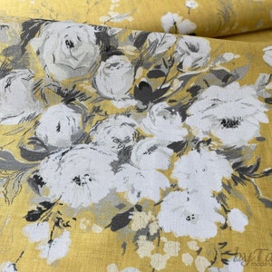 Könnte beinhalten: Gelber Stoff mit einem weißen Blumenmuster. Die Blumen sind stilisiert und haben einen grauen Umriss. Der Stoff hat eine Leinenstruktur.
