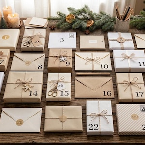 Peut inclure: Un ensemble de calendrier de l'Avent composé de vingt-quatre paquets et enveloppes emballés individuellement, chacun marqué d'un numéro de 1 à 24. Les articles sont enveloppés dans du papier blanc et brun, liés avec de la ficelle et décorés.