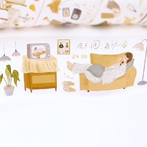 Pode incluir: Um rolo de fita adesiva decorativa washi com uma ilustração repetida de uma cena de sala de estar aconchegante. O design inclui uma pessoa descansando em um sofá amarelo, uma televisão em um suporte de madeira, uma planta e uma luminária.