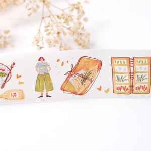 Puede incluir: Cinta decorativa blanca con escenas ilustradas. La cinta incluye dibujos de pasta, una persona, un paquete envuelto, un armario con plantas y una casa. Las ilustraciones son en tonos naranja, verde y marrón.