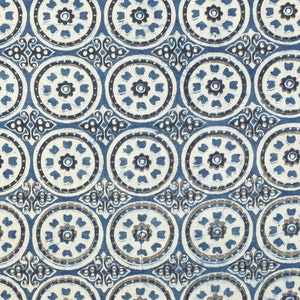 K&ouml;nnte beinhalten: Ein nahtloses Muster aus blauen und wei&szlig;en Kreisen mit komplizierten Designs. Die Kreise sind in einem sich wiederholenden Muster angeordnet, wodurch ein optisch ansprechendes und symmetrisches Design entsteht.