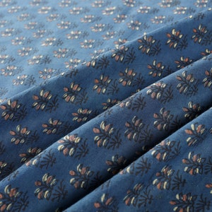 Baumwollstoff Indigo-Blüten auf Krapprot, Ajrakh Blockprint Stoff Indien, Pflanzen- und Mineralfarbstoff Textildruck, traditioneller Ethno-Stoff