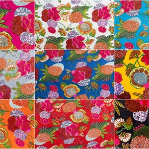 Puede incluir: Un collage de nueve muestras de tela con un estampado floral colorido con una variedad de colores que incluyen rosa, naranja, amarillo, azul y verde. La tela tiene un patrón repetitivo de flores y hojas.