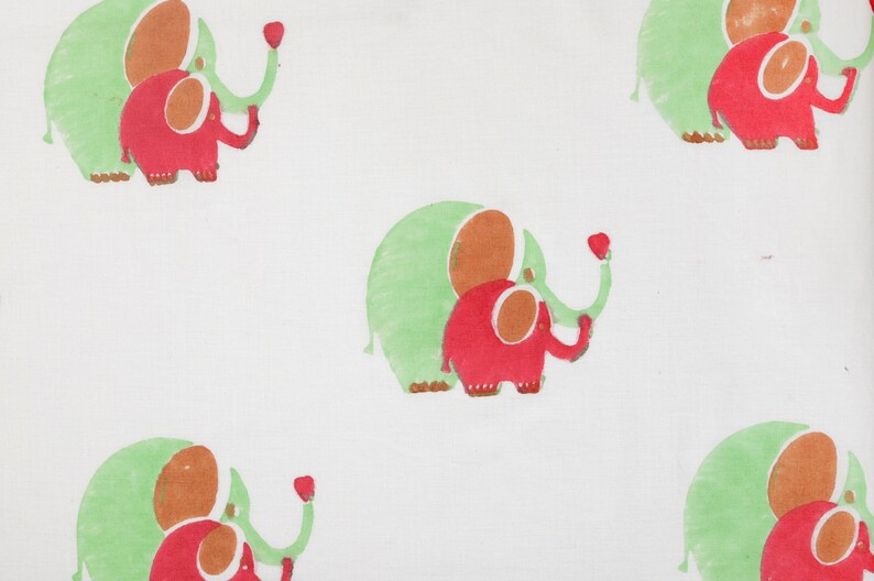Puede incluir: Un fondo blanco con un patr&oacute;n repetido de elefantes verdes y rojos. Los elefantes est&aacute;n en parejas, con un elefante verde m&aacute;s grande detr&aacute;s de un elefante rojo m&aacute;s peque&ntilde;o. Los elefantes tienen orejas y trompas marrones.