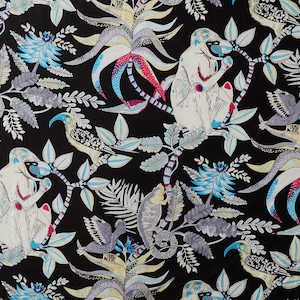 Puede incluir: Tela negra con un patrón repetitivo de monos blancos, pájaros y plantas. Los monos están sentados en ramas y los pájaros están volando. Las plantas son estilizadas y tienen acentos azules, rosas y amarillos.
